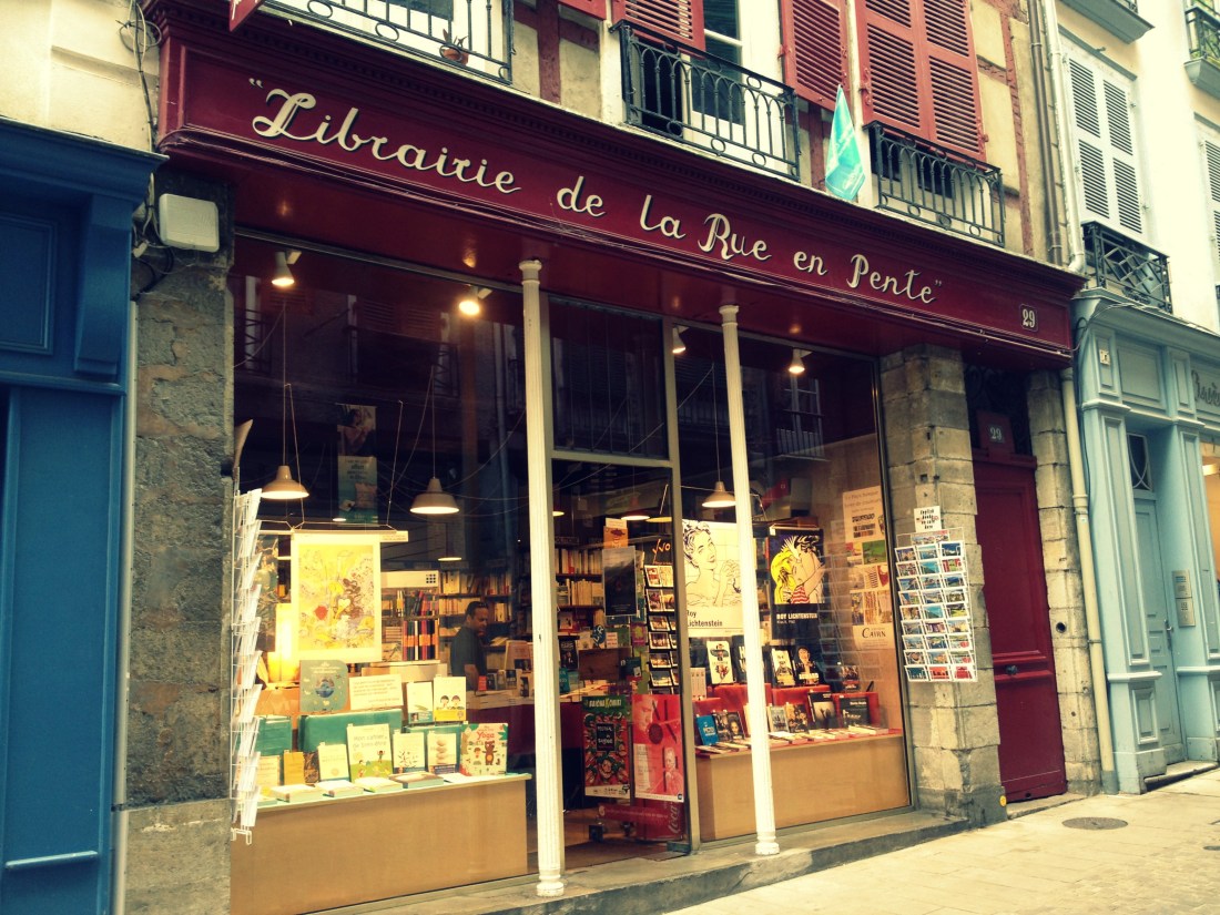 Librairie-de-la-rue-en-pente-3