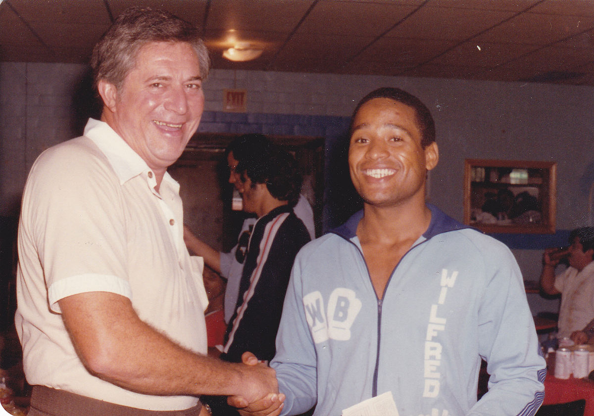 1200px-Joe_McLaughlin_interview_with_Wilfred_Benitez_WW_Boxing_Champ_1980